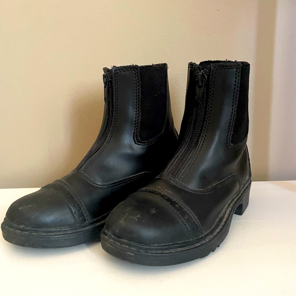 Childrens Tuff Rider leather horseback riding equestrian riding boots.